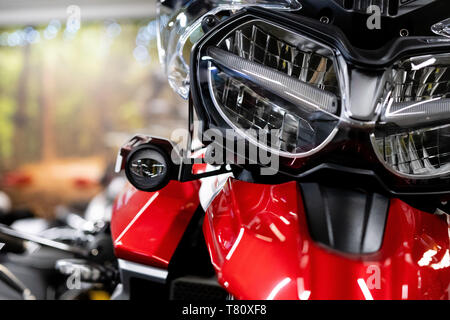Nahaufnahme der vorderen eines brandneuen enduro Motorrad, Weichzeichner, Abstract background-image Stockfoto