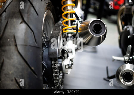 Rückansicht des Motorrad. Hinterrad, Auspuffrohr. Soft Focus, unscharfer Hintergrund. - Bild Stockfoto