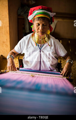 Langer Necked Frau aus Padaung Stamm Weben am Inle See, Shan Staat, Myanmar (Birma), Asien Stockfoto