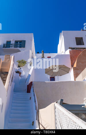 Schmale Schritte zwischen den weiß getünchten Häusern in Oia auf Santorini, Griechenland Stockfoto