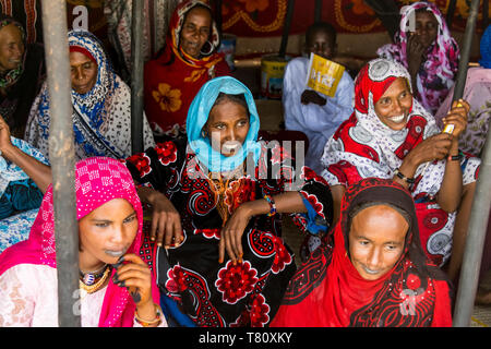 Sehr bunt gekleidet Toubou Frauen, tribal Festival, Place de la Nation, N'Djamena, Tschad, Afrika Stockfoto