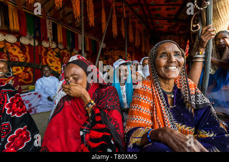 Sehr bunt gekleidet Toubou Frauen, tribal Festival, Place de la Nation, N'Djamena, Tschad, Afrika Stockfoto