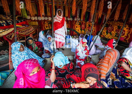 Sehr bunt gekleidet Toubou Frauen, tribal Festival, Place de la Nation, N'Djamena, Tschad, Afrika Stockfoto