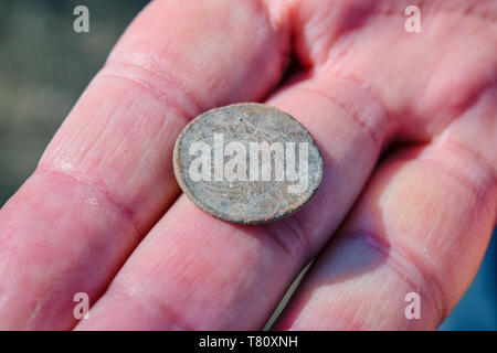 Antike sowjetischen Münze mit einer Patina im Wert von 3 Cent auf dem Palm. Stockfoto