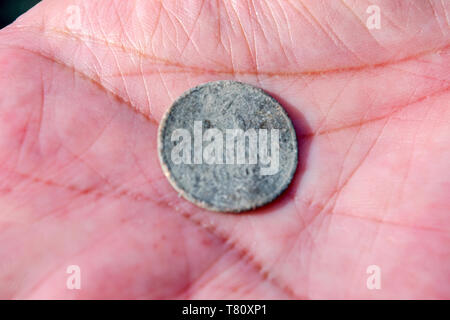 Antike sowjetischen Münze mit einer Patina im Wert von 3 Cent auf dem Palm. Stockfoto