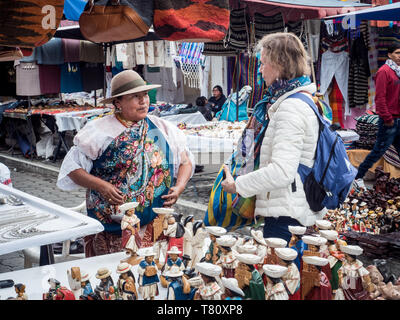 Touristische Einkauf am Markt, die Plaza de los Ponchos, Otavalo, Ecuador, Südamerika Stockfoto