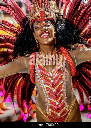Samba Tänzerin im Karnevalsumzug in Rio de Janeiro, Brasilien, Südamerika Stockfoto