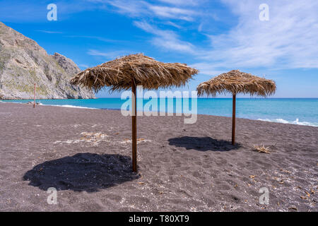 Sonnenschirme auf den Black Sand Beach in Perissa, Santorini, Griechenland Stockfoto