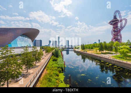 Blick auf Orbitz und London Aquatic Center über drei Mühlen Fluss, Queen Elizabeth Park, Stratford, London, England, Vereinigtes Königreich, Europa Stockfoto