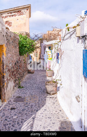 Enge gepflasterte Straße in Oia auf Santorini, Griechenland Stockfoto