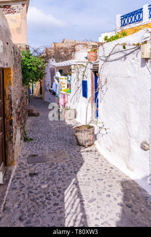 Enge gepflasterte Straße in Oia auf Santorini, Griechenland Stockfoto