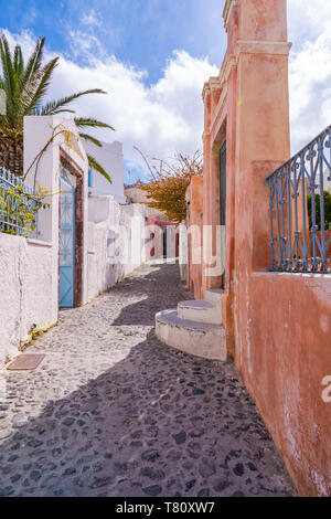 Enge gepflasterte Straße in Oia auf Santorini, Griechenland Stockfoto