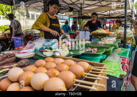 Ein Essen im Indy Marktstand in Phuket Altstadt, Phuket, Thailand, Südostasien, Asien Stockfoto