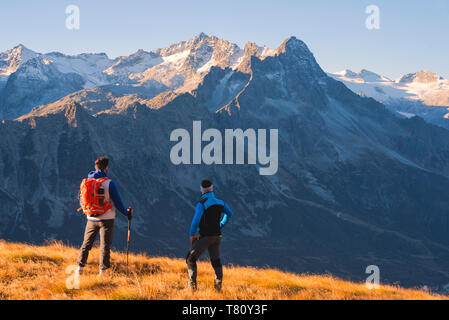 Wanderer bewundern die Berge im Herbst Jahreszeit im Nationalpark Stilfser Joch in der Provinz Brescia, Lombardei, Italien, Europa Stockfoto