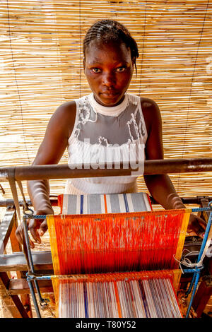 Junge Weber in Koudougou, Burkina Faso, Westafrika, Afrika Stockfoto