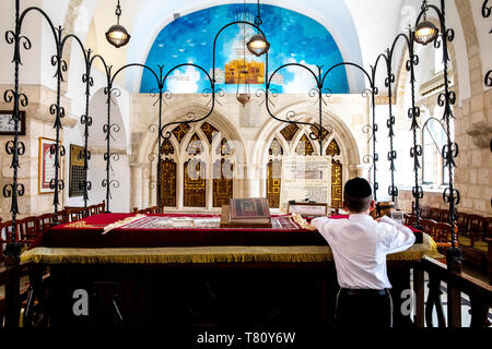 Junge Lesung in der Teva, die vier sephardischen Synagogen, Jerusalem Altstadt, Israel, Naher Osten Stockfoto