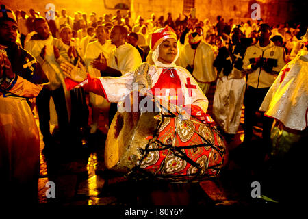 Äthiopisch-orthodoxen Christen feiern Osternacht außerhalb der Grabeskirche, Jerusalem, Israel, Naher Osten Stockfoto