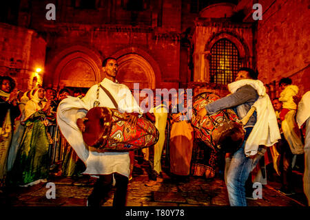 Äthiopisch-orthodoxen Christen feiern Ostern, Mahnwache außerhalb der Grabeskirche, Jerusalem, Israel, Naher Osten Stockfoto