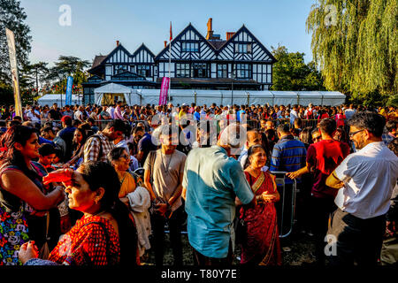 Warteschlange außerhalb der Tempel für die janmashtami Hindu Festival in der Bhaktivedanta Manor, Watford, England, Vereinigtes Königreich, Europa Stockfoto