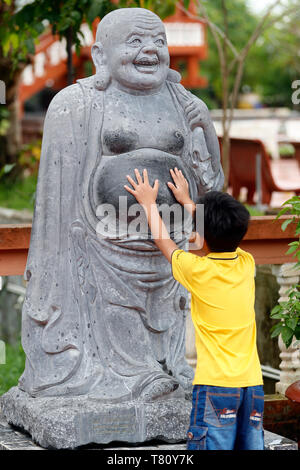 Truc Lam Phuong Nam buddhistischen Tempel, kleinen Jungen berühren Angada Statue, Can Tho, Vietnam, Indochina, Südostasien, Asien Stockfoto