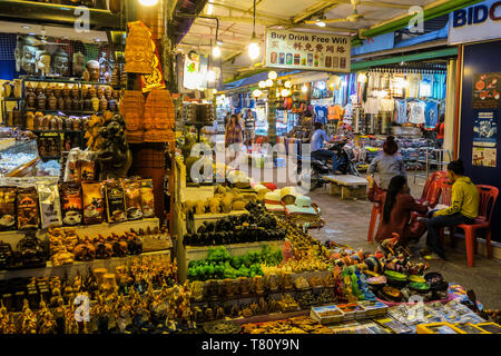 Stände der touristischen Souvenirs im Art Center Night Market im Zentrum dieser wichtigen NW touristische Stadt, Siem Reap, Kambodscha, Indochina, Asien Stockfoto