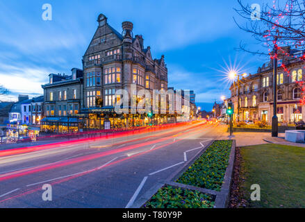 Blick auf das Parlament Straße an Weihnachten, Harrogate, North Yorkshire, England, Großbritannien, Europa Stockfoto