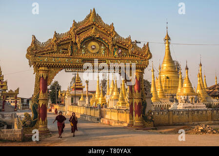 Street Scene mit buddhistischen Mönch, Pindaya, Shan Staat, Myanmar (Birma) Stockfoto