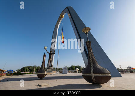 Hintergrundbeleuchtung des Denkmal der Unabhängigkeit, der Place de la Nation, N'Djamena, Tschad, Afrika Stockfoto