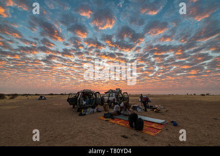 Camping unter einem dramatischen Morgenhimmel in der Sahelzone, Tschad, Afrika Stockfoto