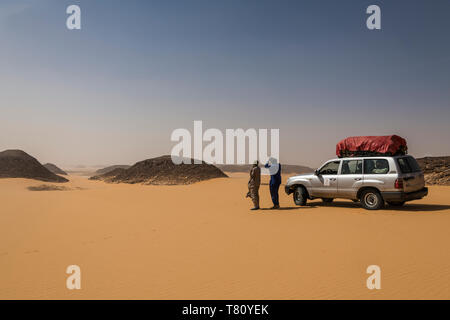 Expedition Jeep in die Wüste zwischen Ounianga Kebir und Faya, Norden des Tschad, Afrika Stockfoto