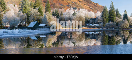 Loch Ard teilweise über eine Reif um Aberfoyle im Loch Lomond und der Trossachs National Park im Winter, Schottland, Großbritannien und gefroren Stockfoto