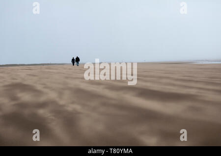 Ocean Shores, Washington. Paar zu Fuß auf den Strand entlang des Pazifischen Ozeans am Morgen an einem windigen Tag. Stockfoto