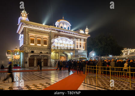 Der Goldene Tempel in der Nacht, Amritsar, Punjab, Indien, Asien Stockfoto