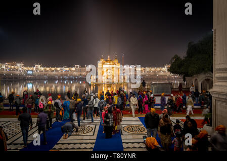 Der Goldene Tempel in der Nacht, Amritsar, Punjab, Indien, Asien Stockfoto