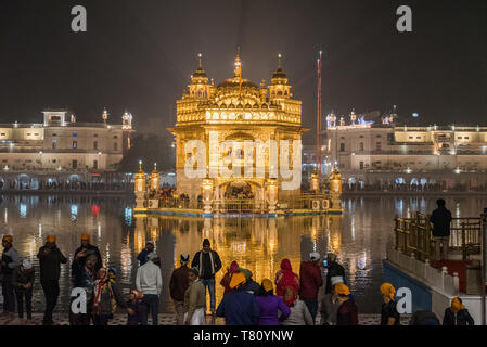 Der Goldene Tempel in der Nacht, Amritsar, Punjab, Indien, Asien Stockfoto