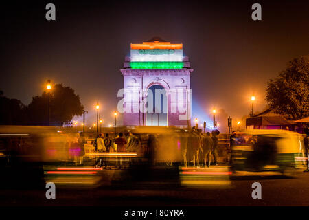 India Gate bei Nacht mit der indischen Flagge projiziert, New Delhi, Indien, Asien Stockfoto