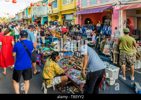 Die berühmten Walking Street Night Market in Phuket Altstadt, Phuket, Thailand, Südostasien, Asien Stockfoto
