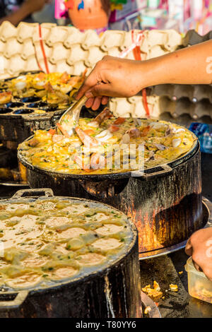 Eine gebratene Meeresfrüchte an der berühmten Walking Street Night Market Stall in Phuket Altstadt, Phuket, Thailand, Südostasien, Asien Stockfoto