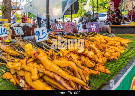 Ein Grill Meeresfrüchte an der Indy Marktstand in Phuket Altstadt, Phuket, Thailand, Südostasien, Asien Stockfoto