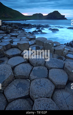 Über Giant's Causeway, UNESCO-Hritage Website, County Antrim, Nordirland, Großbritannien, Europa Dämmerung Stockfoto