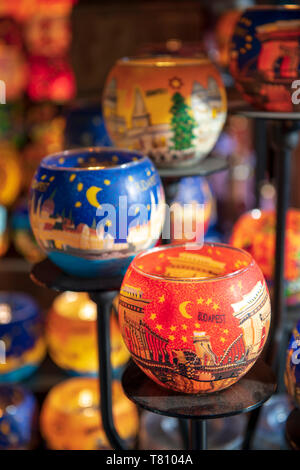 Weihnachten Dekorationen auf Weihnachtsmarkt in der Nacht in Budapest, Ungarn, Europa Stockfoto