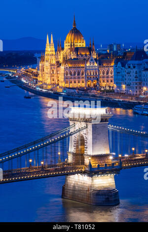 Der Kettenbrücke über die Donau und das Parlament in der Nacht, UNESCO-Weltkulturerbe, Budapest, Ungarn, Europa Stockfoto