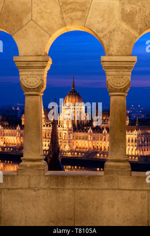 Der Blick auf das ungarische Parlament in der Nacht, von den Säulen von der Fischerbastei, Weltkulturerbe der UNESCO, Budapest, Ungarn, Europa Stockfoto