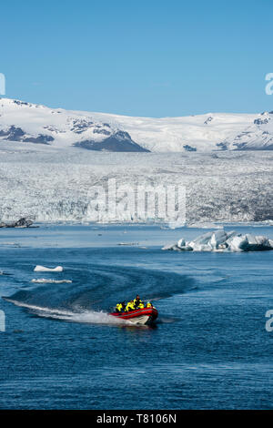 Bootsfahrt auf der Gletscherlagune Jokulsarlon, mit Breidamerkurjokull Gletscher hinter, South East Island, Island, Polargebiete Stockfoto