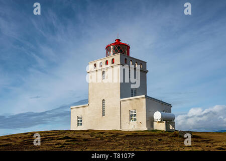 Kap Dyrholaey Leuchtturm, im Osten die Reynisdrangar, in der Nähe von Vik, South Coast, Island, Polargebiete Stockfoto