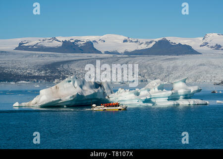 Gletscherlagune Jokulsarlon mit Boot Tour, mit Breidamerkurjokull Gletscher hinter, South East Island, Island, Polargebiete Stockfoto