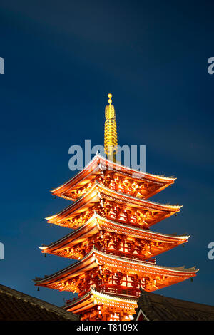 Das fünfstöckige Pagode in der Dämmerung neben der Senso-ji Tempel in Asakusa, Tokyo, Honshu, Japan, Asien Stockfoto