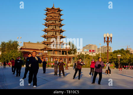 Morgen Übungen vor dem hölzernen Pagode auf dem Hauptplatz, Zhangye, Provinz Gansu, China, Asien Stockfoto