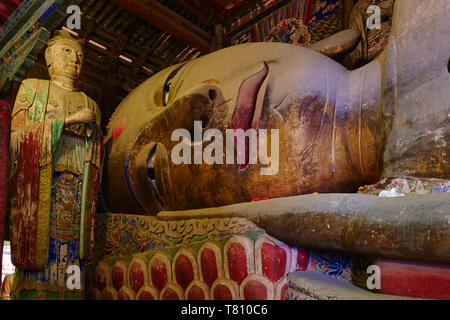 Die 35 m lange schlafenden Buddha, Der große Buddha Tempel, Zhangye, Provinz Gansu, China, Asien Stockfoto