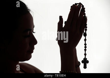 Christliche Frau den Rosenkranz beten. Vietnam. Stockfoto